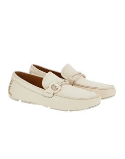 720x960_Ferragamo_GiftsfortheGrad2023