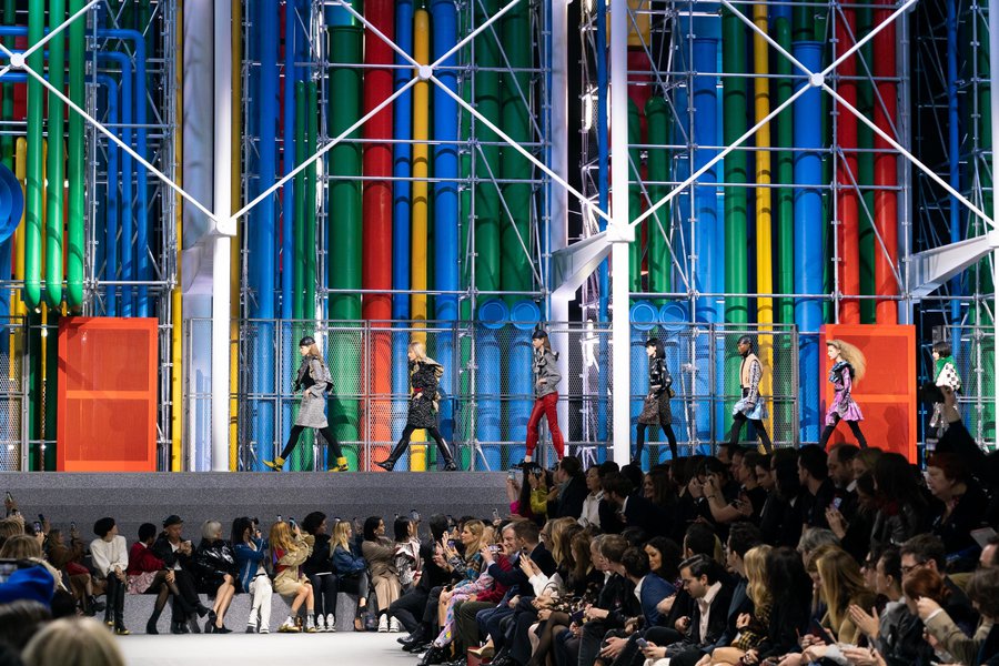 Louis Vuitton turns Seoul bridge into massive runway for its first Pre-Fall  show - CNA Lifestyle