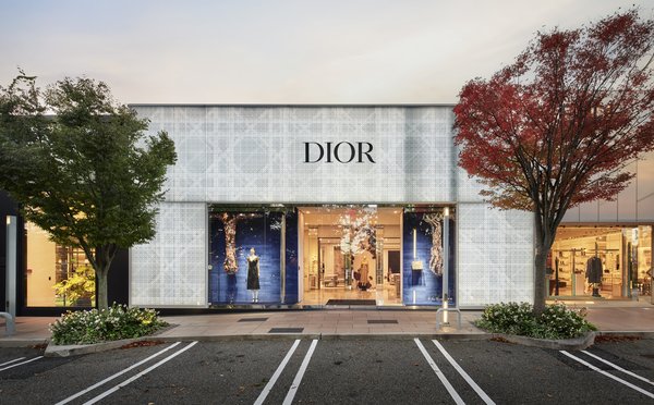 AM_Dior_storefront_AM_2023PB36_7923