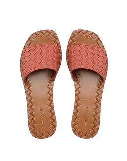 TrendingNow_SummerSlides_BottegaVeneta_2018