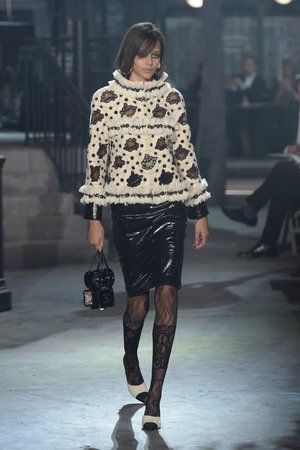 Chanel Pre-Fall 2021 Collection - Vogue  Come indossare i leggings,  Sfilata di moda, Come indossare