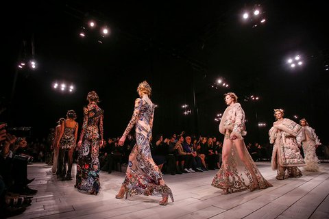 February-22nd,-2016--Alexander-McQueen-Fall-2016---Atmosphere--copy_Image1-listview.jpg