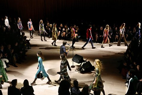 February-23rd,-2016--Burberry-Fall-2016---Backstage-&-Atmosphere--copy_Image4-listview.jpg
