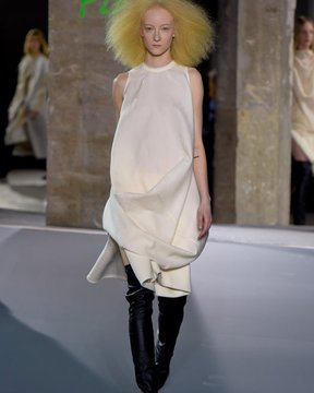 March-6th,-2016--Rick-Owens-Fall-2016---Runway--copy_Image1-listview.jpg