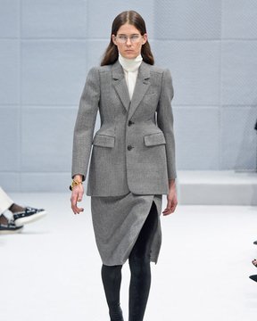 March-7th,-2016--Balenciaga-Fall-2016---Runway--copy_Image1-listview.jpg