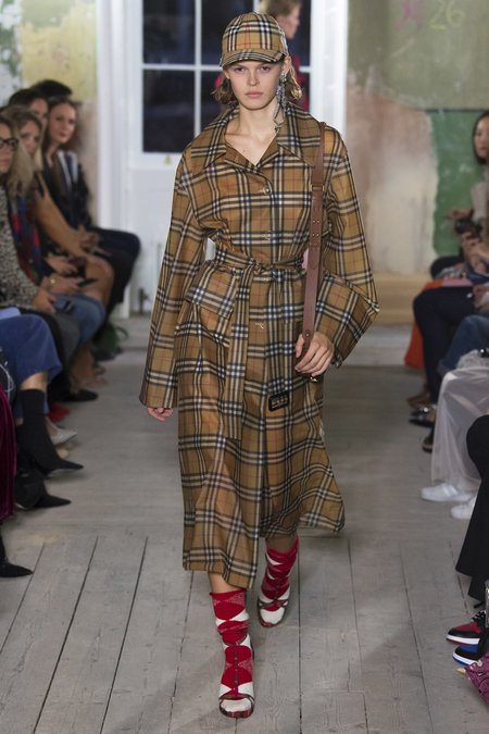 Burberry Fall 2017 - Runway Review 